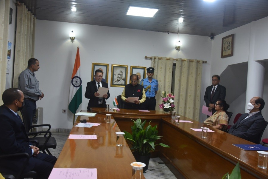 Nagaland Governor, Prof Jagdish Mukhi administers the ‘Oath of Secrecy’ to Orenpomo Kikon, the new member of NPSC at Dr Imkongliba Ao Hall, Raj Bhavan, Kohima on June 8. (Photo Courtesy: PRO Raj Bhavan)